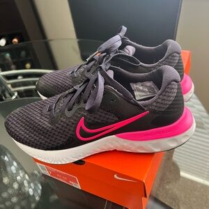 New Women’s Nike Renew Run 2 Tennis Shoes